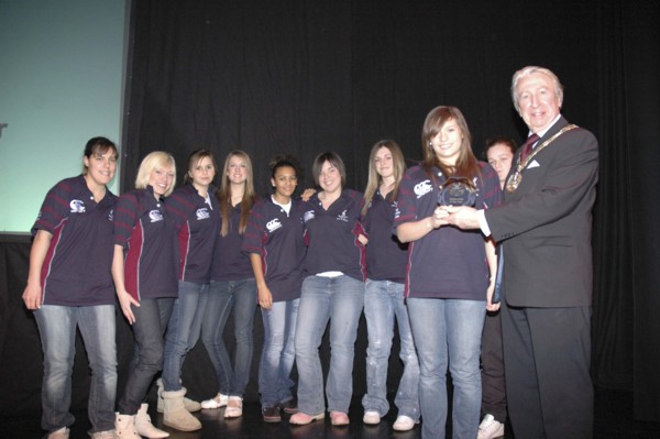 Skipper Lana Block collecting the trophy.